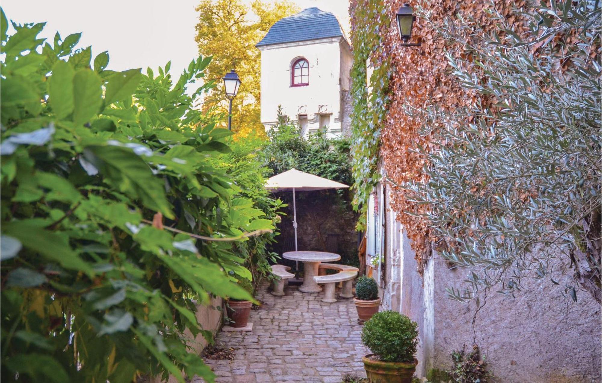 Cozy Home In Gennes With Kitchen المظهر الخارجي الصورة